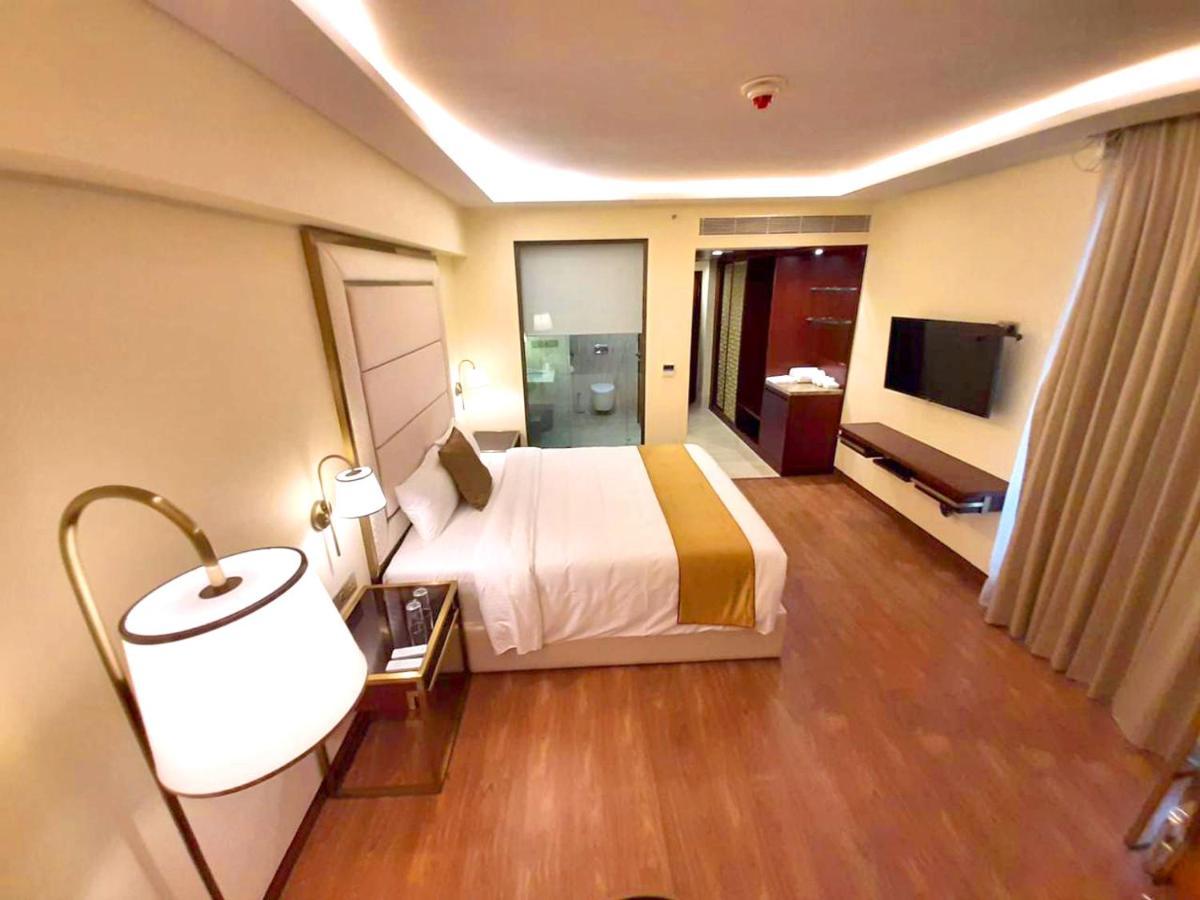 KAY-EM Spectra Hotel Chennai Exterior foto